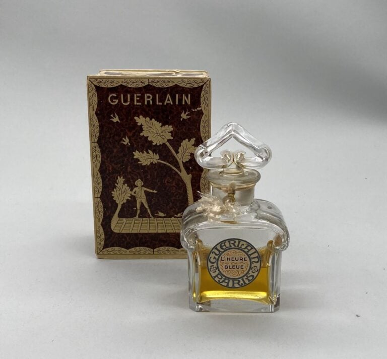 GUERLAIN , "l'heure bleue",flacon en cristal de Baccarat titré , avec sa belle…
