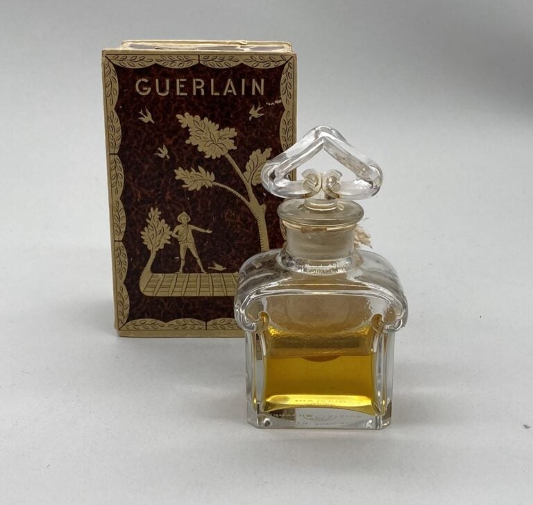 GUERLAIN , "l'heure bleue",flacon en cristal de Baccarat titré , avec sa belle…