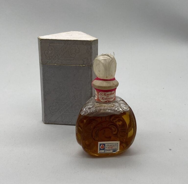 GUERLAIN, "Le mouchoir de Monsieur", vers 1900, 1 flacon escargot en verre blan…