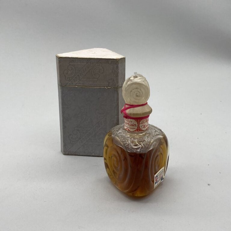 GUERLAIN, "Le mouchoir de Monsieur", vers 1900, 1 flacon escargot en verre blan…