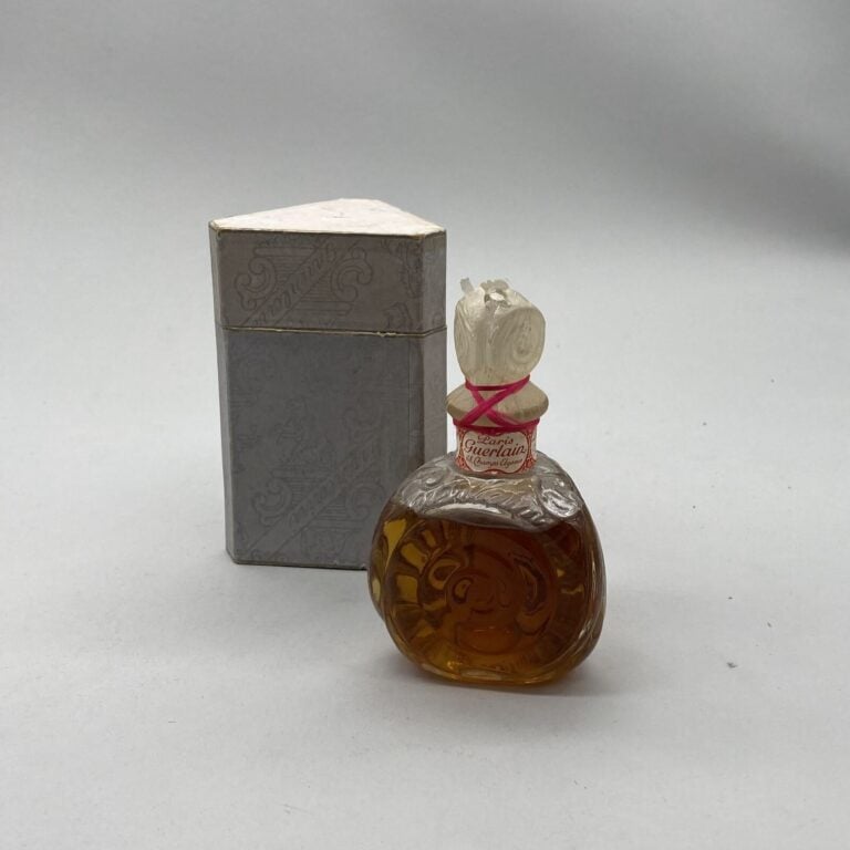 GUERLAIN, "Le mouchoir de Monsieur", vers 1900, 1 flacon escargot en verre blan…
