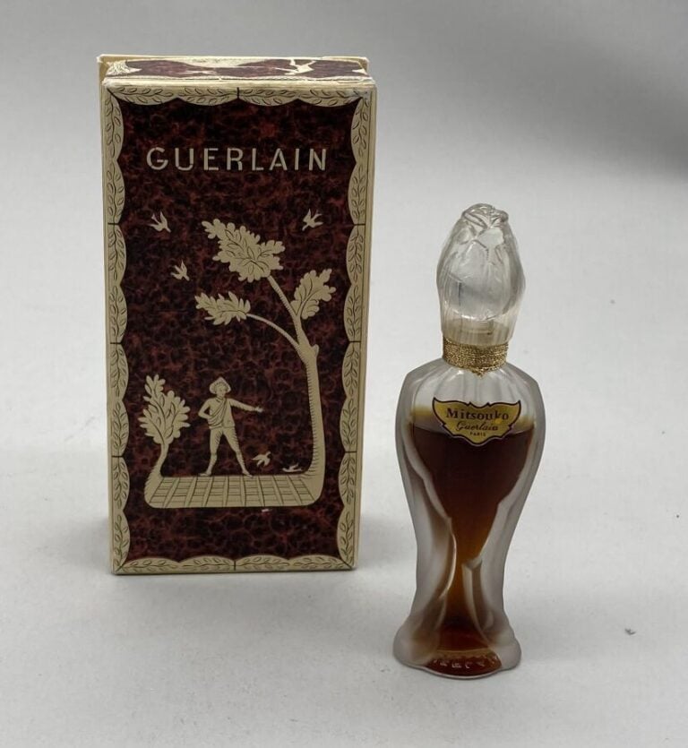 GUERLAIN "Mitsouko," flacon amphore à bouchon fleur, utilisé aussi pour le parf…