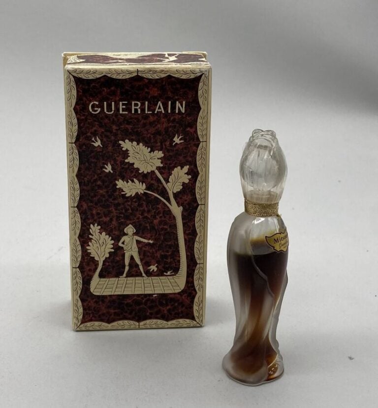 GUERLAIN "Mitsouko," flacon amphore à bouchon fleur, utilisé aussi pour le parf…