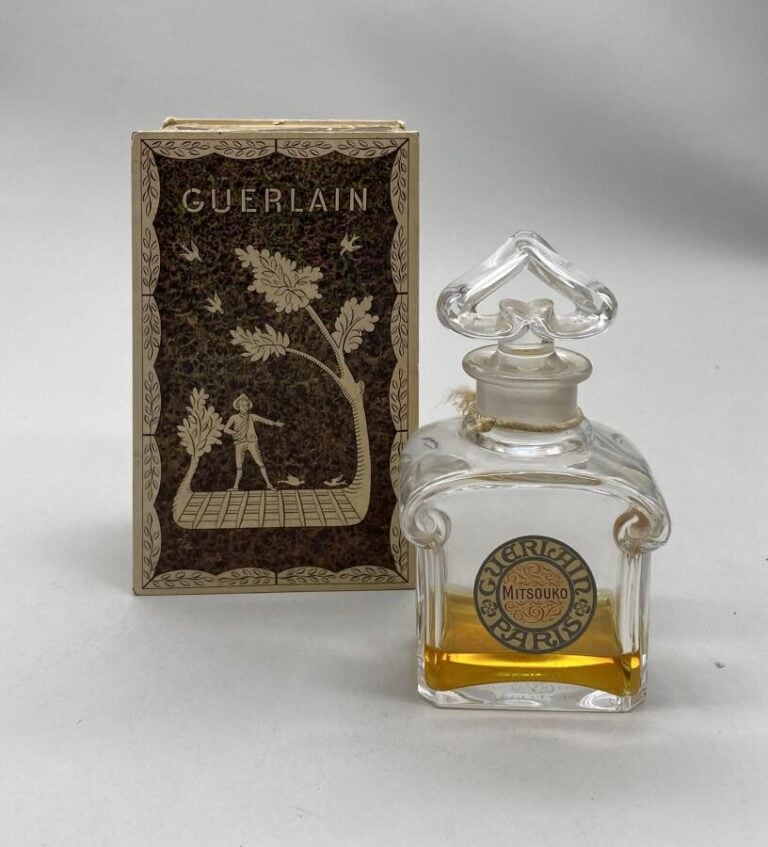 GUERLAIN, "Mitsouko", modèle flacon en cristal de Baccarat, en forme de cœur, b…