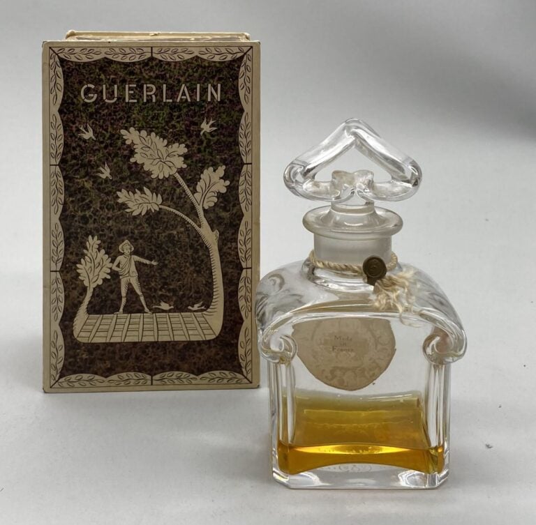 GUERLAIN, "Mitsouko", modèle flacon en cristal de Baccarat, en forme de cœur, b…