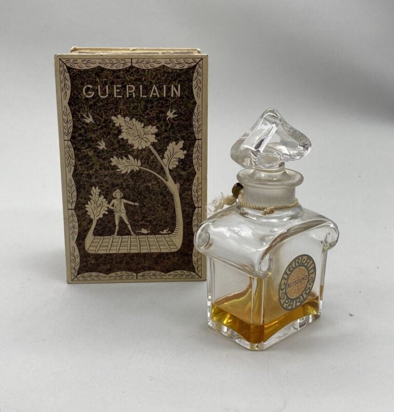 GUERLAIN, "Mitsouko", modèle flacon en cristal de Baccarat, en forme de cœur, b…