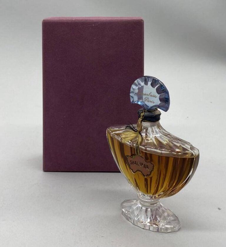 GUERLAIN, "Shalimar", flacon sur piédouche en cristal de Baccarat, 11cm, scellé…