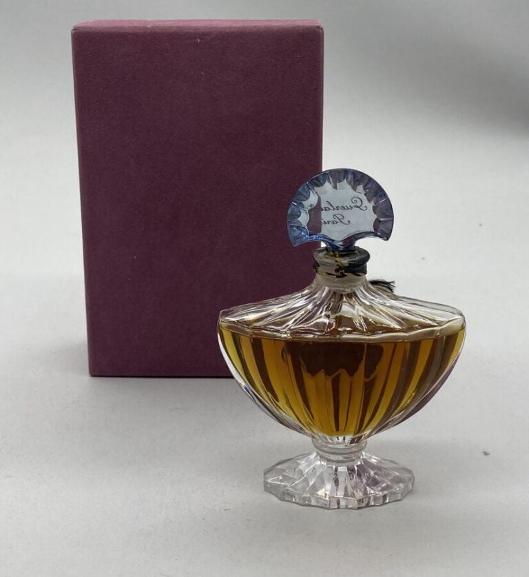 GUERLAIN, "Shalimar", flacon sur piédouche en cristal de Baccarat, 11cm, scellé…