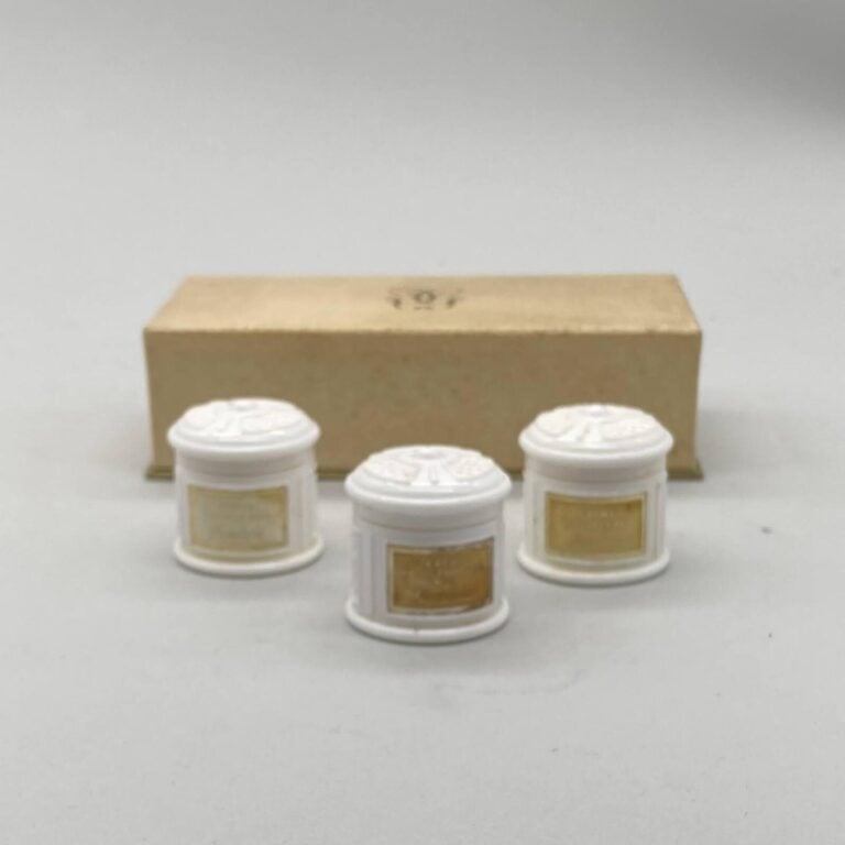 GUERLAIN., Un lot de 3 pièces : - - Un présentoir Guerlain en plastique pour pe…