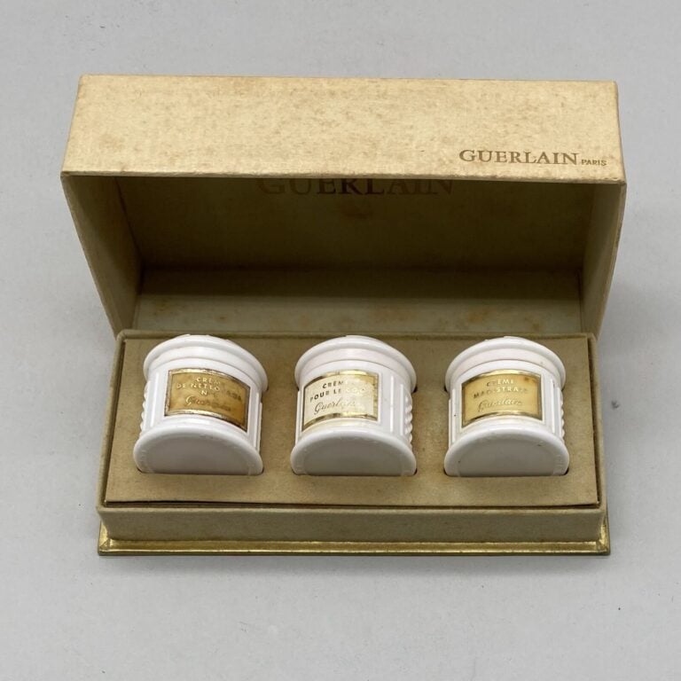 GUERLAIN., Un lot de 3 pièces : - - Un présentoir Guerlain en plastique pour pe…