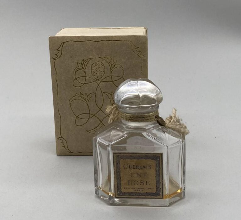 GUERLAIN "Une rose", flacon, Baccarat titré, à bouchon casquette quadrilobée, h…