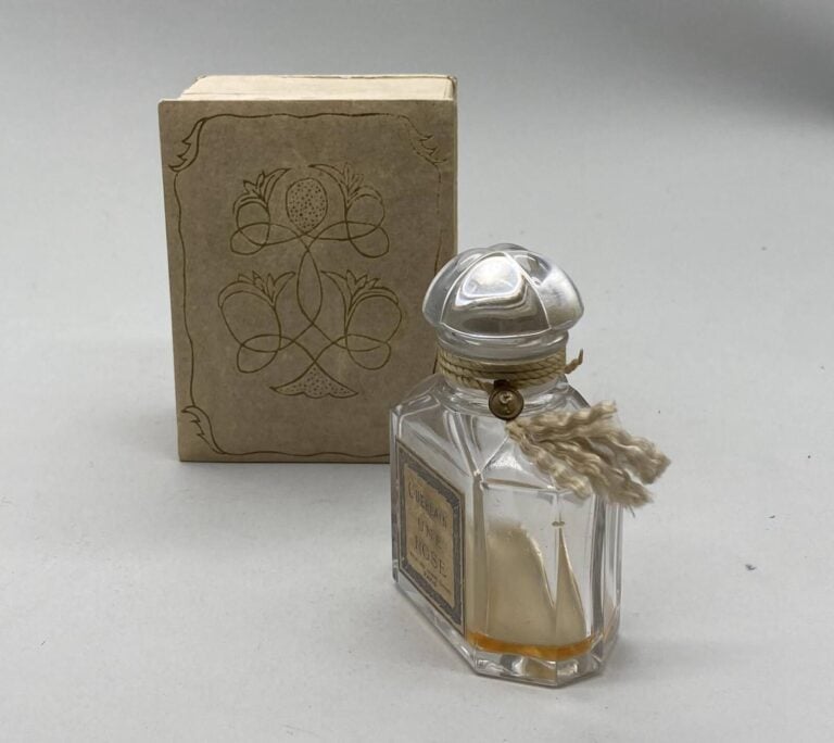 GUERLAIN "Une rose", flacon, Baccarat titré, à bouchon casquette quadrilobée, h…