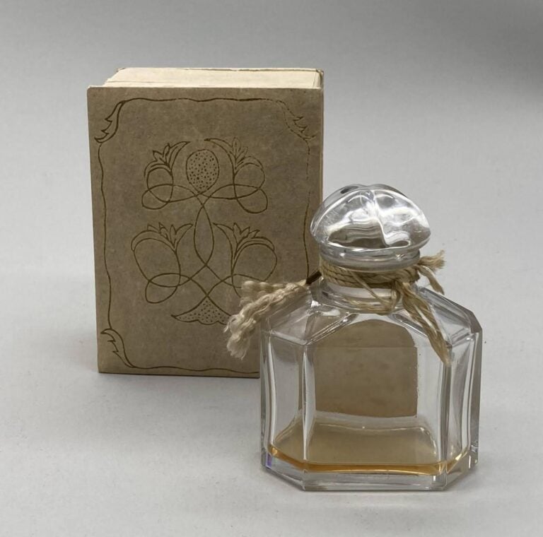 GUERLAIN "Une rose", flacon, Baccarat titré, à bouchon casquette quadrilobée, h…