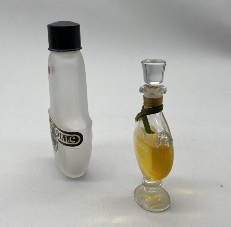 GUERLAIN."Chant d'arômes"1 flacon en cristal , scellé d'origine, 1950, h. 12,5…