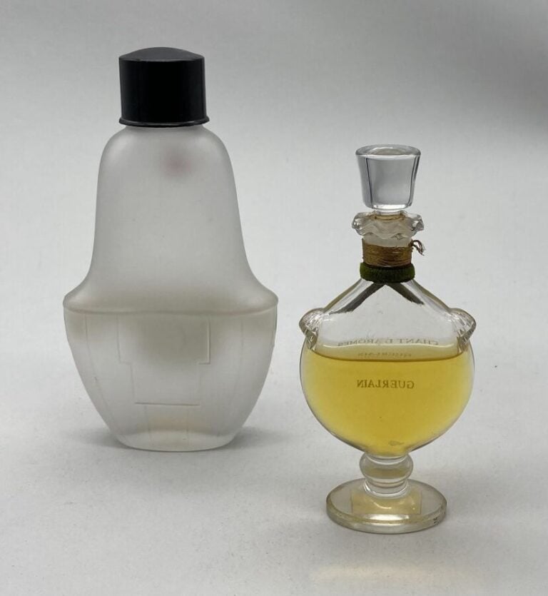 GUERLAIN."Chant d'arômes"1 flacon en cristal , scellé d'origine, 1950, h. 12,5…