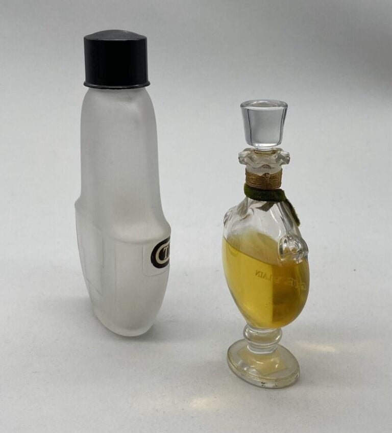 GUERLAIN."Chant d'arômes"1 flacon en cristal , scellé d'origine, 1950, h. 12,5…
