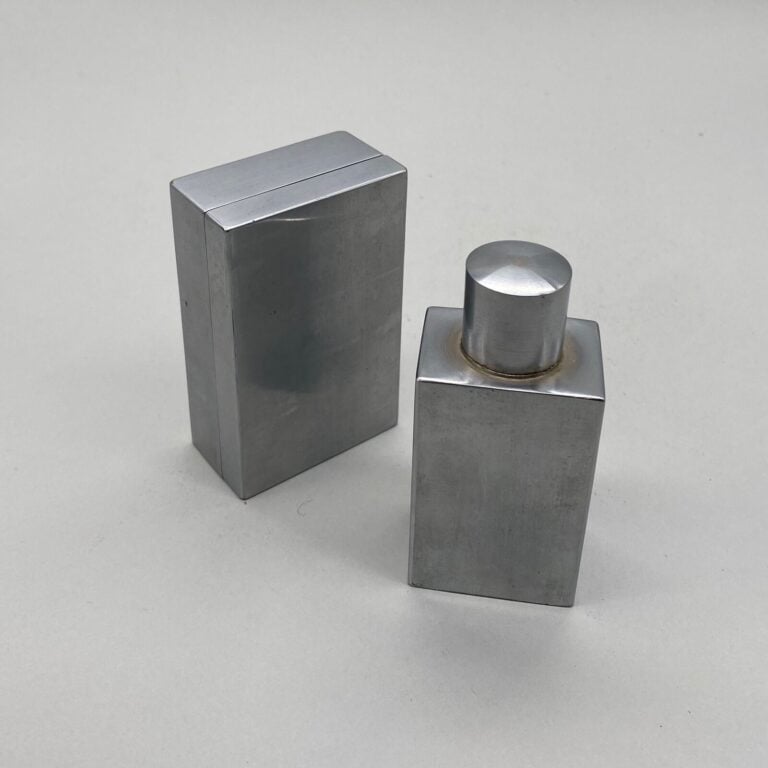 HERMES, 3 flacons dont : - - - 1 flacon de sac en aluminium poli plaqué argent,…