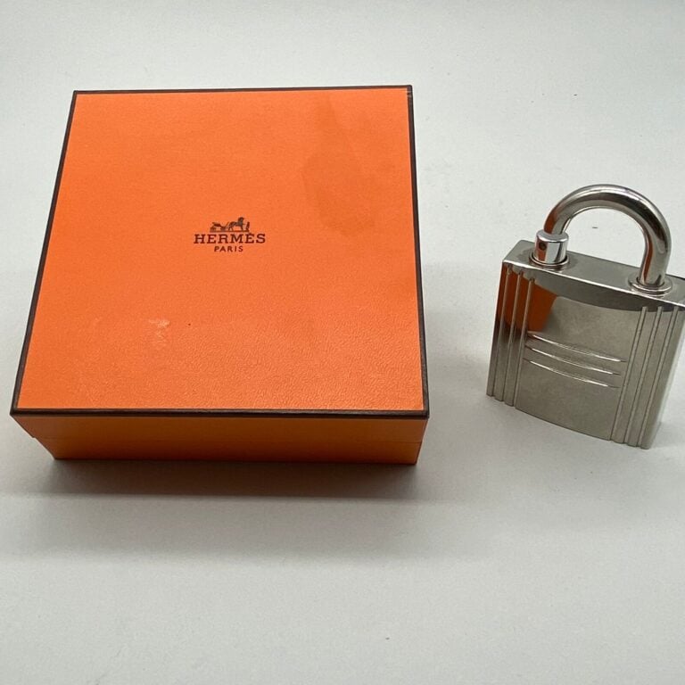 HERMES, 3 flacons dont : - - - 1 flacon de sac en aluminium poli plaqué argent,…