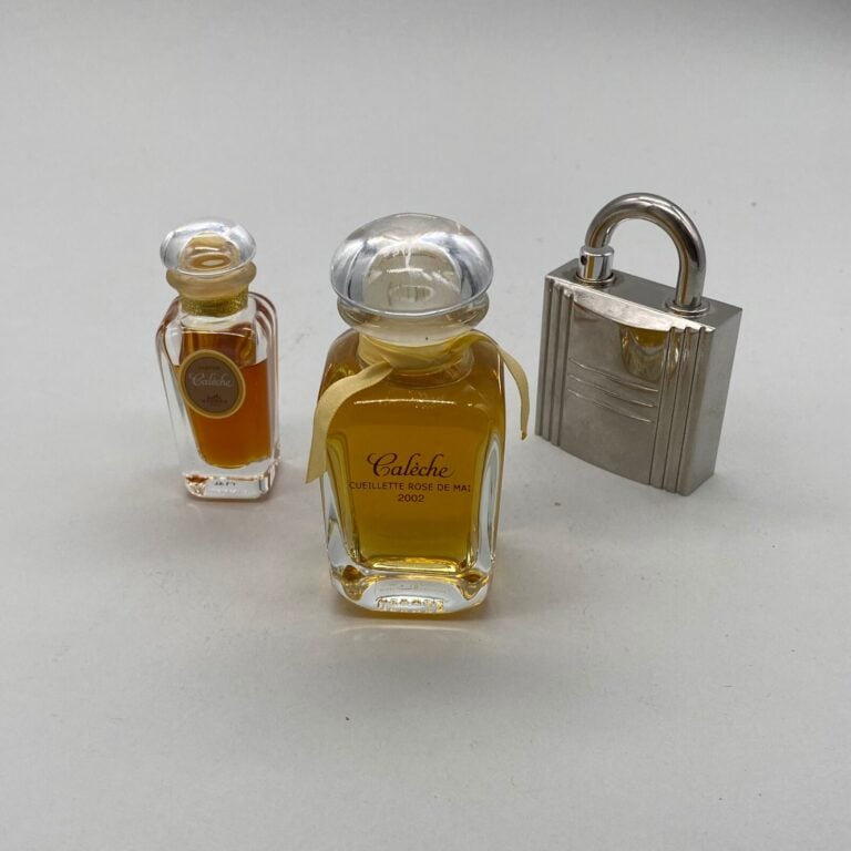 HERMES, 3 flacons dont : - - - 1 flacon de sac en aluminium poli plaqué argent,…