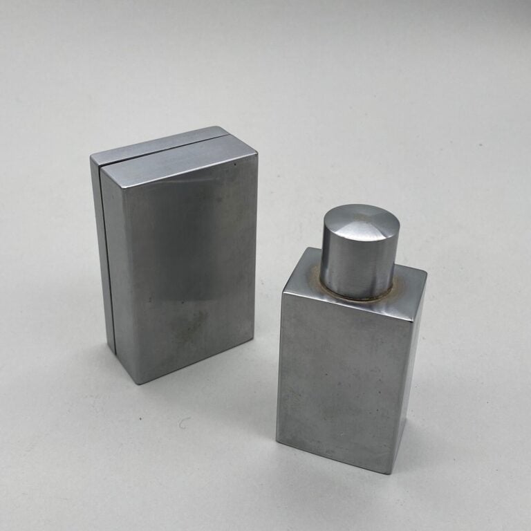 HERMES, 3 flacons dont : - - - 1 flacon de sac en aluminium poli plaqué argent,…