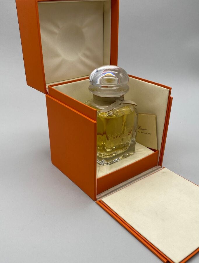 HERMES, 3 flacons dont : - - - 1 flacon de sac en aluminium poli plaqué argent,…