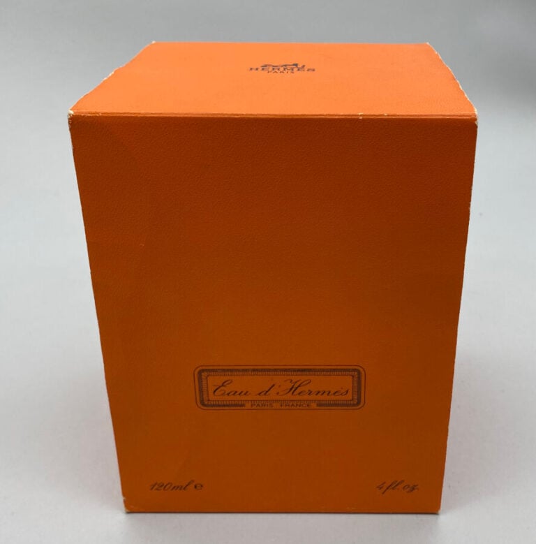 HERMES, 3 flacons dont : - - - 1 flacon de sac en aluminium poli plaqué argent,…
