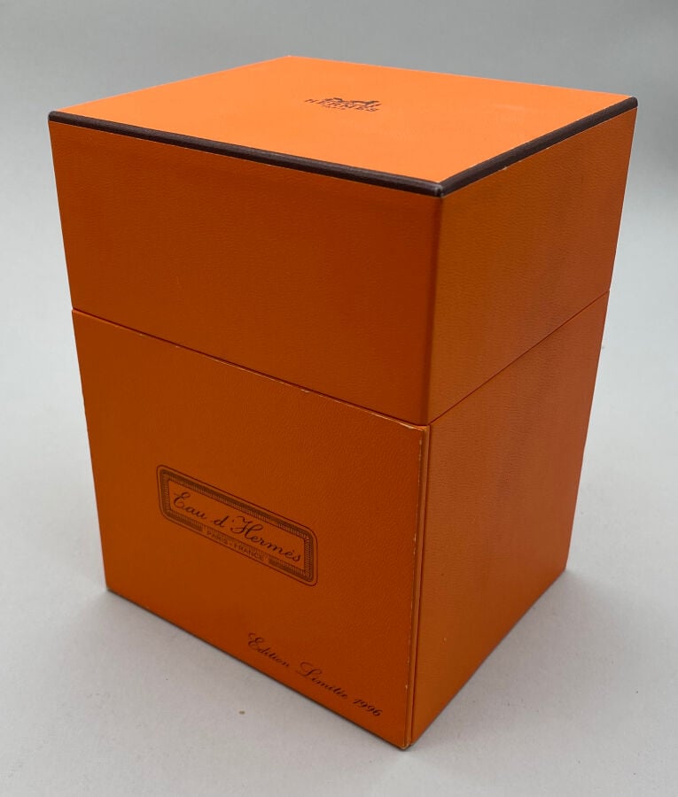 HERMES, 3 flacons dont : - - - 1 flacon de sac en aluminium poli plaqué argent,…