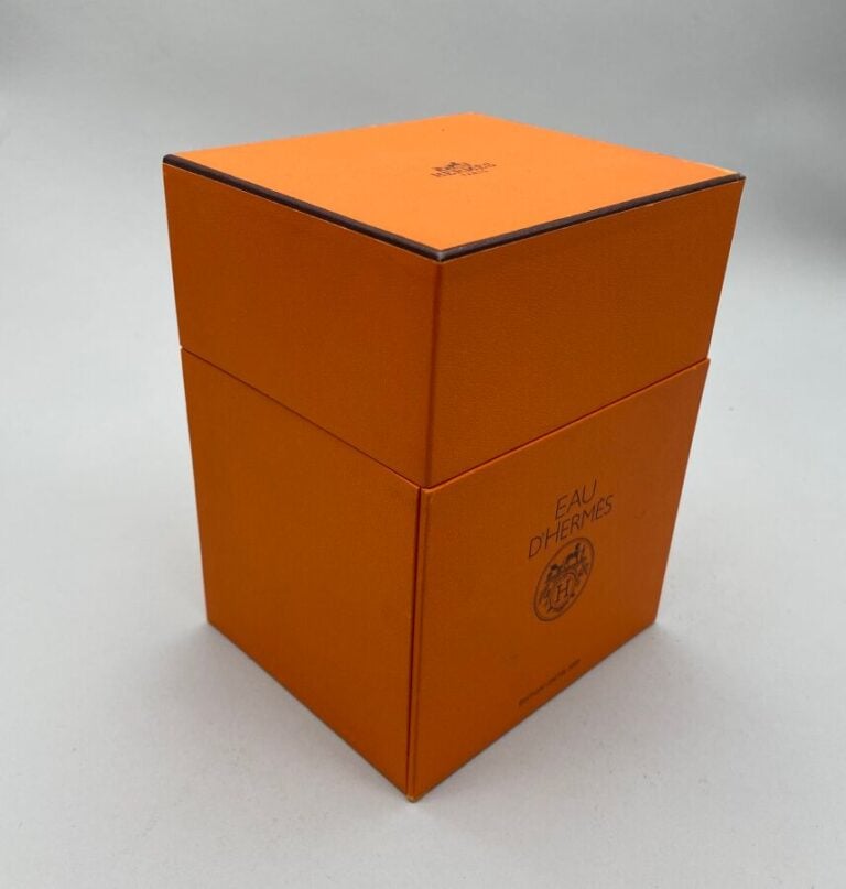 HERMES, 3 flacons dont : - - - 1 flacon de sac en aluminium poli plaqué argent,…