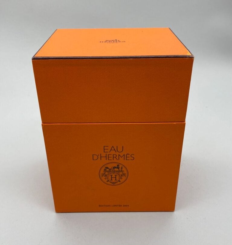 HERMES, 3 flacons dont : - - - 1 flacon de sac en aluminium poli plaqué argent,…