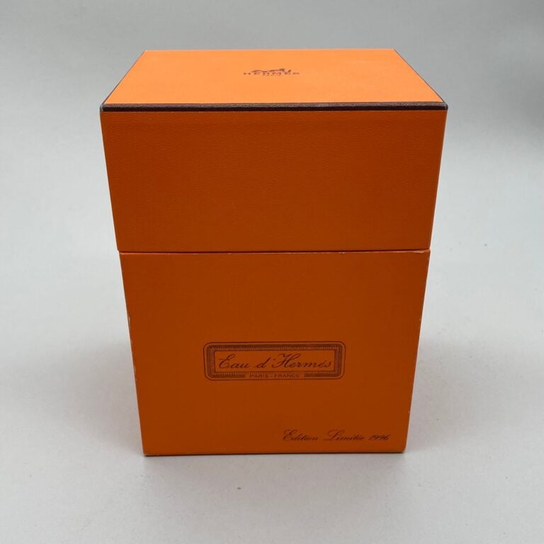 HERMES, 3 flacons dont : - - - 1 flacon de sac en aluminium poli plaqué argent,…