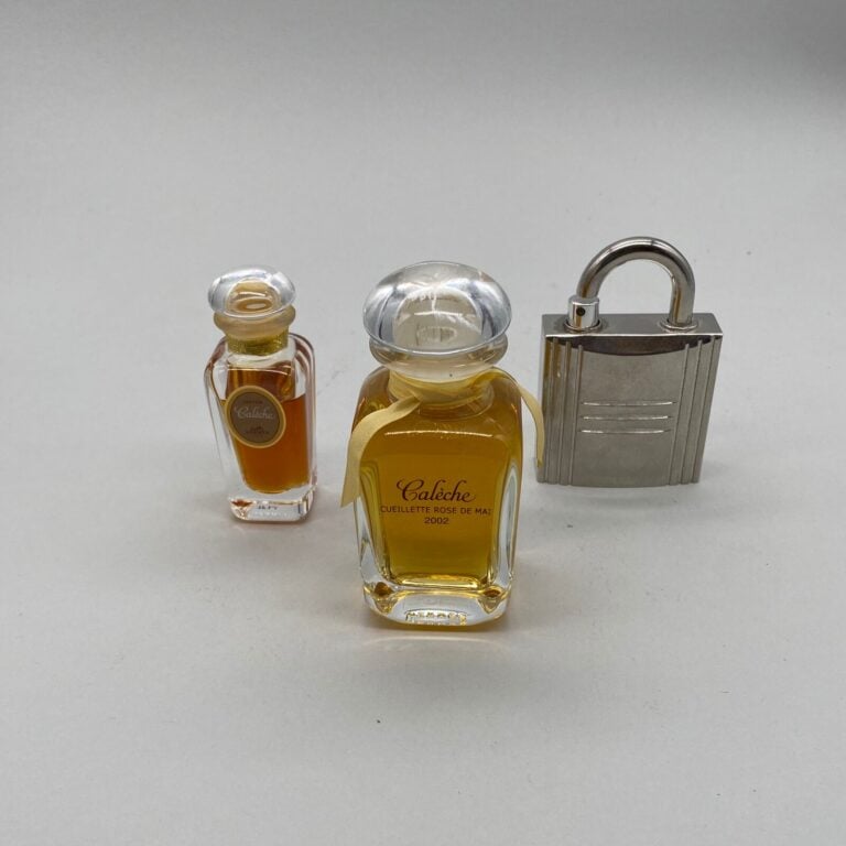 HERMES, 3 flacons dont : - - "Calèche", 1 flacon de sac dans sa boite d'origine…