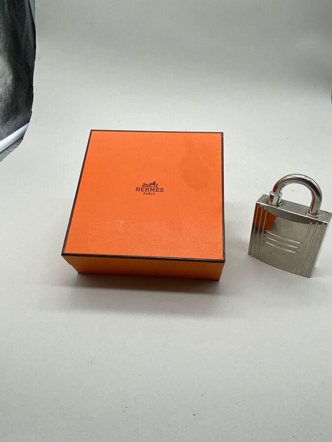 HERMES, 3 flacons dont : - - "Calèche", 1 flacon de sac dans sa boite d'origine…