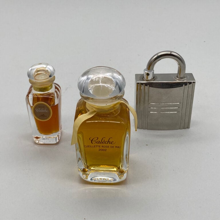 HERMES, 3 flacons dont : - - "Calèche", 1 flacon de sac dans sa boite d'origine…