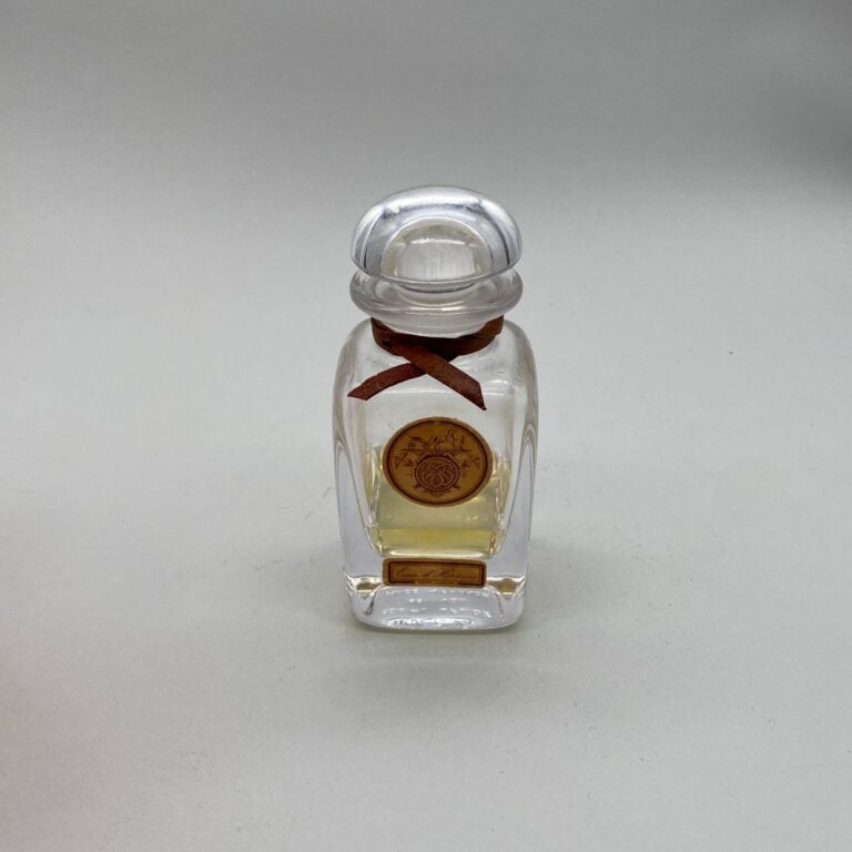 HERMES, "Eau d'Hermes", 3 flacons dont : - - 2 flacons avec étiquette (années 1…