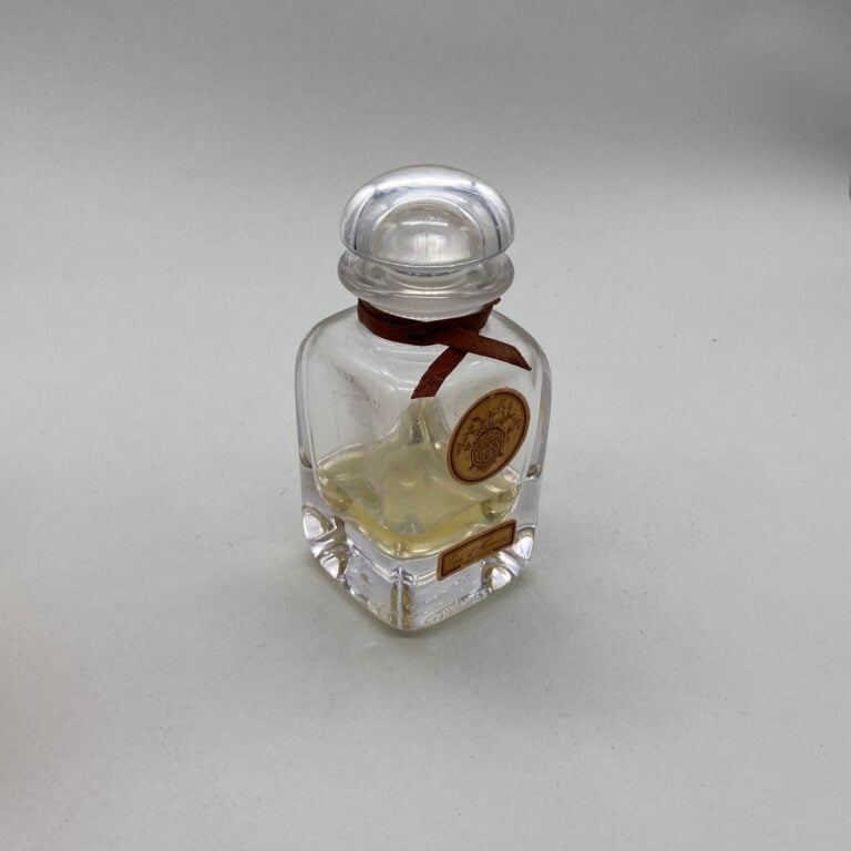HERMES, "Eau d'Hermes", 3 flacons dont : - - 2 flacons avec étiquette (années 1…