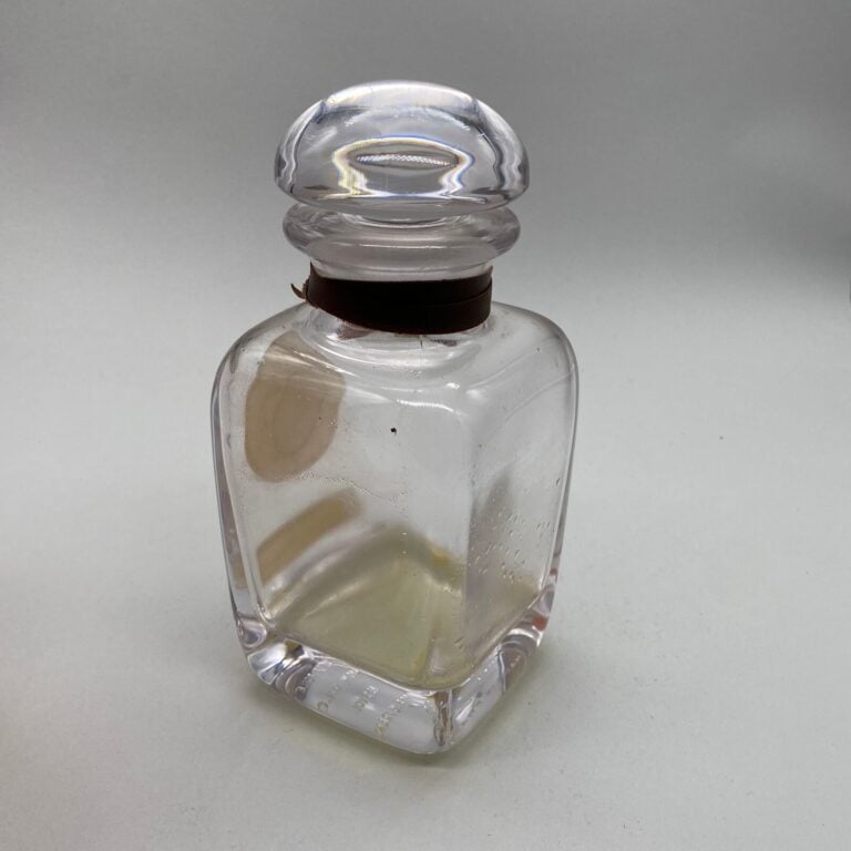 HERMES, "Eau d'Hermes", 3 flacons dont : - - 2 flacons avec étiquette (années 1…