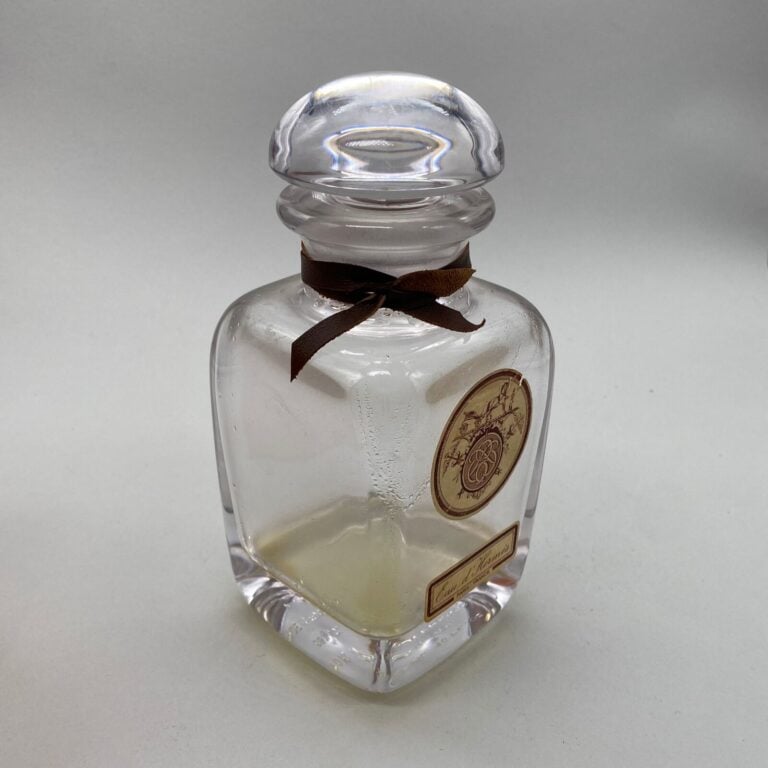 HERMES, "Eau d'Hermes", 3 flacons dont : - - 2 flacons avec étiquette (années 1…