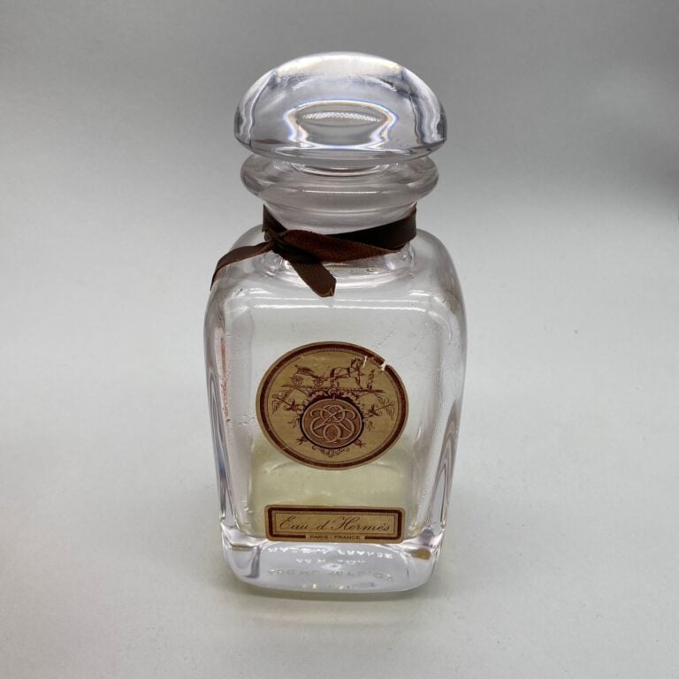 HERMES, "Eau d'Hermes", 3 flacons dont : - - 2 flacons avec étiquette (années 1…