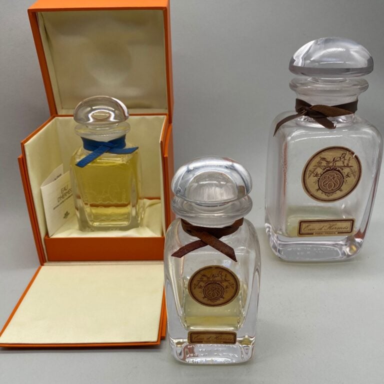 HERMES, "Eau d'Hermes", 3 flacons dont : - - 2 flacons avec étiquette (années 1…
