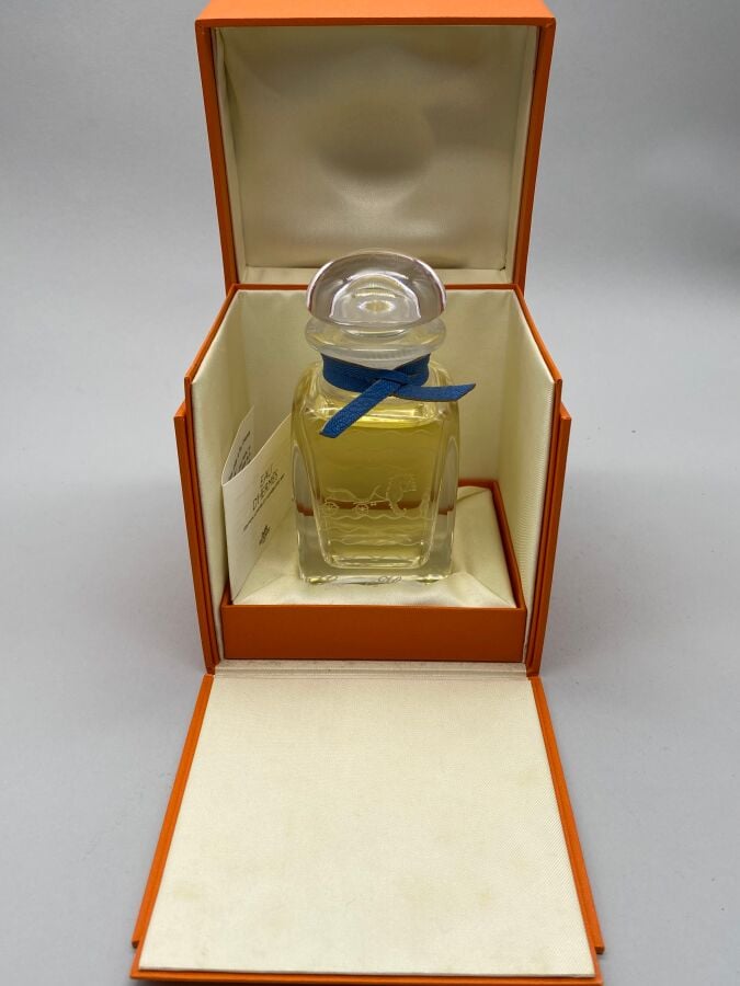 HERMES, "Eau d'Hermes", 3 flacons dont : - - 2 flacons avec étiquette (années 1…
