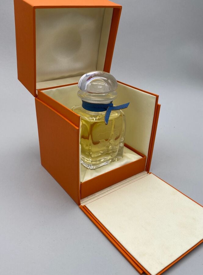 HERMES, "Eau d'Hermes", 3 flacons dont : - - 2 flacons avec étiquette (années 1…