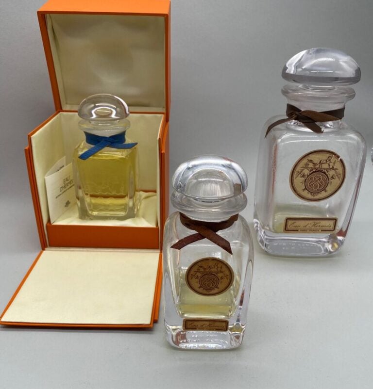 HERMES, "Eau d'Hermes", 3 flacons dont : - - 2 flacons avec étiquette (années 1…