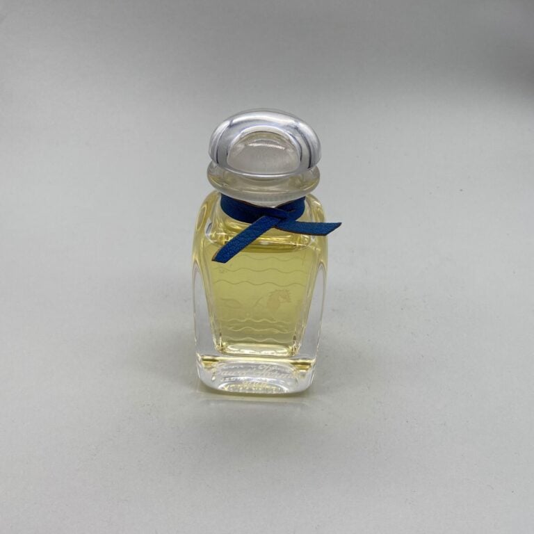 HERMES, "Eau d'Hermes", 3 flacons dont : - - 2 flacons avec étiquette (années 1…