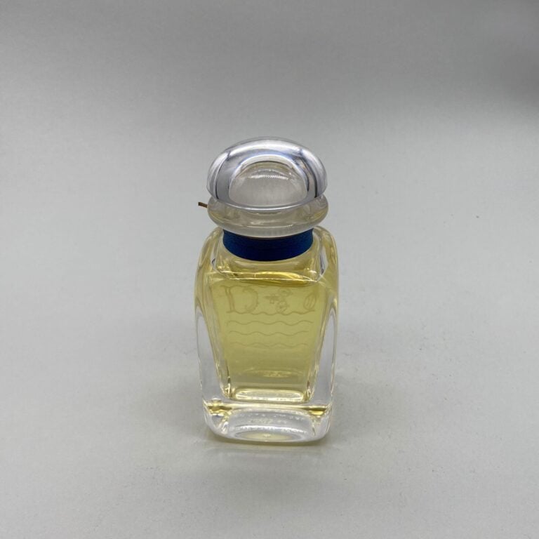 HERMES, "Eau d'Hermes", 3 flacons dont : - - 2 flacons avec étiquette (années 1…