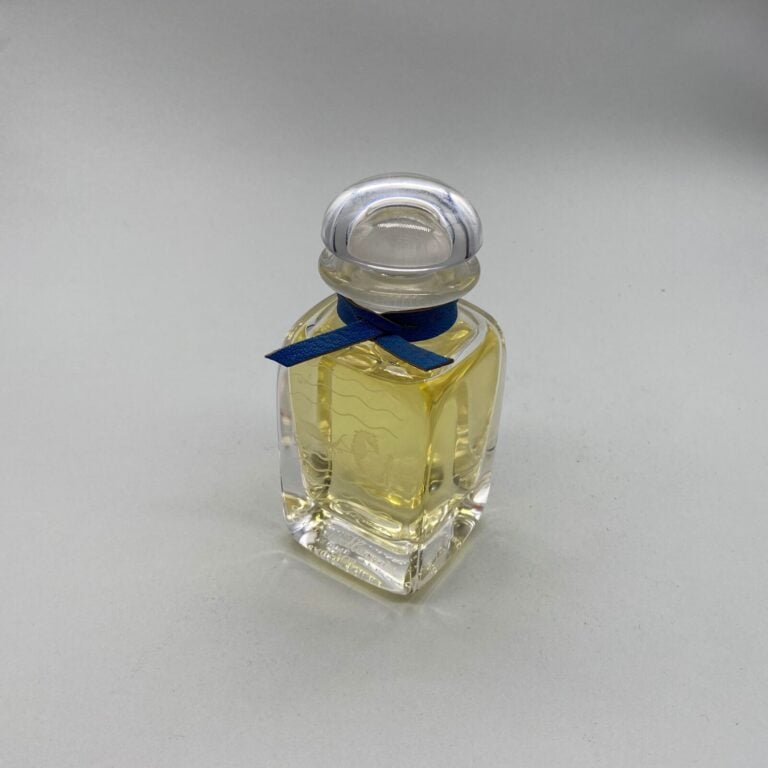 HERMES, "Eau d'Hermes", 3 flacons dont : - - 2 flacons avec étiquette (années 1…