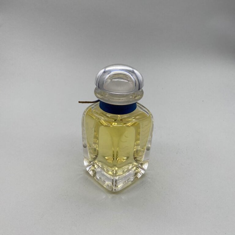 HERMES, "Eau d'Hermes", 3 flacons dont : - - 2 flacons avec étiquette (années 1…