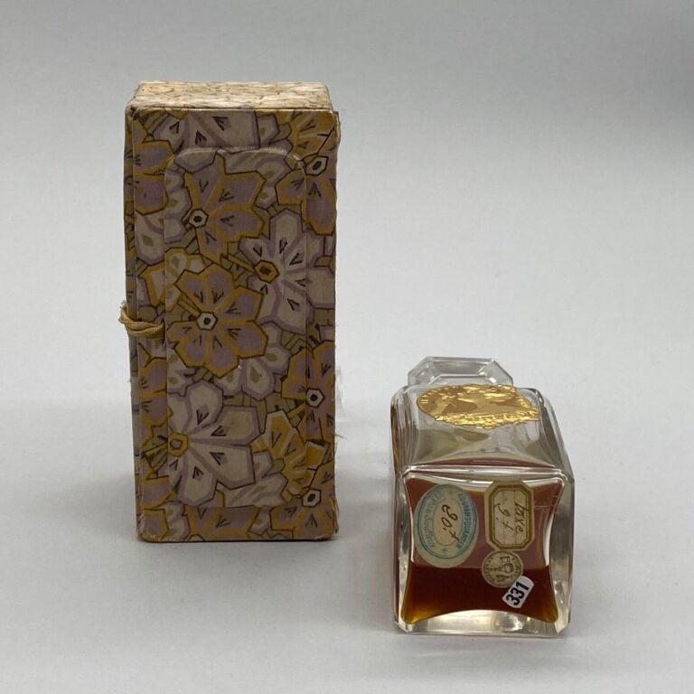 HOUBIGANT, "Le parfum idéal", flacon carafon, en cristal de Baccarat avec la jo…