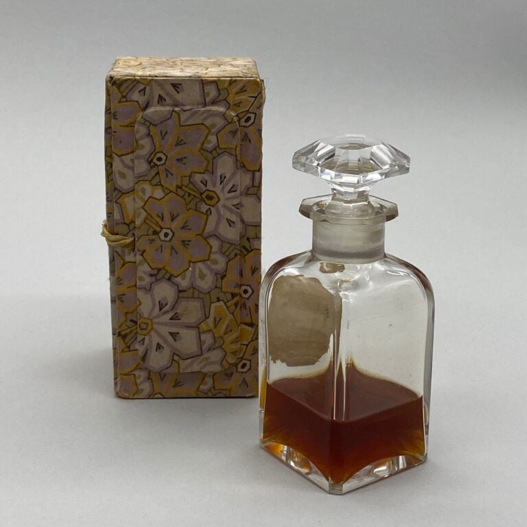 HOUBIGANT, "Le parfum idéal", flacon carafon, en cristal de Baccarat avec la jo…
