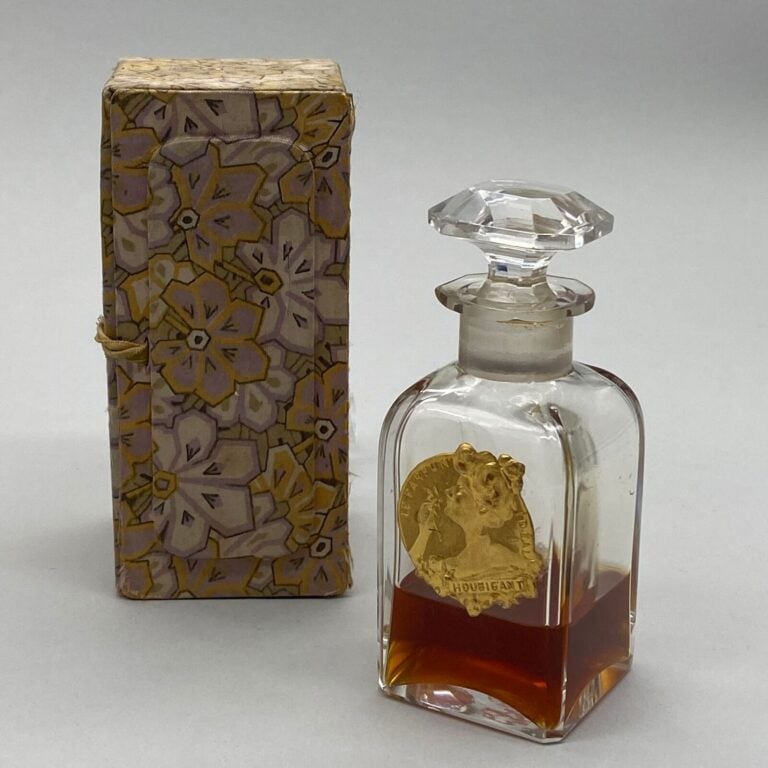 HOUBIGANT, "Le parfum idéal", flacon carafon, en cristal de Baccarat avec la jo…