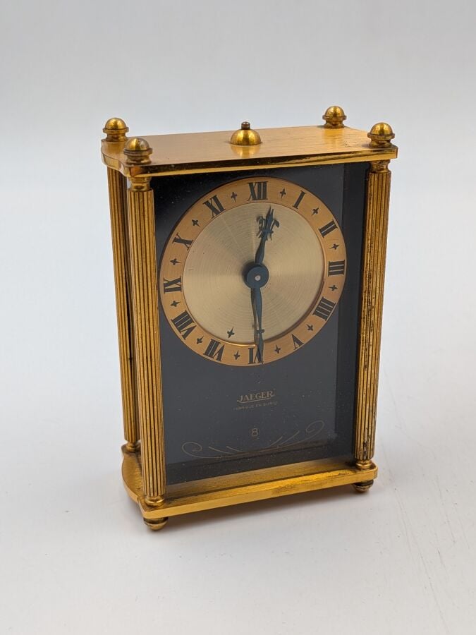 JAEGER-LECOULTRE - PENDULETTE-REVEIL de voyage dans son écrin recouvert de cuir…